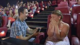 Joven pide matrimonio a su novia en el cine | VIDEO