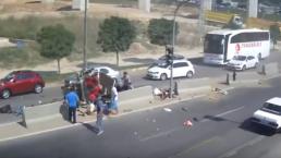 Camión deshace coche con siete personas dentro | VIDEO