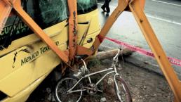 Autobús tritura a ciclista