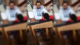 Asistente de profesor golpea brutalmente a alumno 
