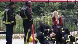 Mujer se atora en columpio y es rescatada por los bomberos