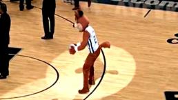 Mascota de la NBA anota soprendente canasta | VIDEO