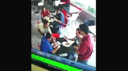 Asalto silencioso en restaurante causa terror | VIDEO