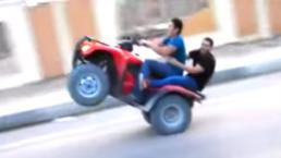¡Terrible! Dos jóvenes se estampan en camión | VIDEO