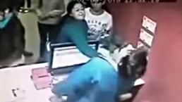 Mujer golpea a cajera en cine | VIDEO