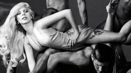 Lady Gaga aparece con hombres desnudos