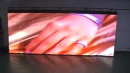 Pantalla gigante exhibe peli porno por error | VIDEO