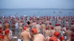 Nudistas celebran con 'frío baño' en la Antártida