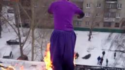Hombre en llamas se arroja desde un quinto piso para apagarlas | VIDEO