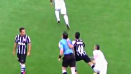 Futbolista golpea a árbitro por interferir en una jugada 