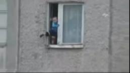 Niño 'juega' al borde de una ventana desde el octavo piso | VIDEO