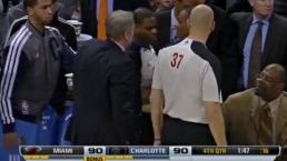Jugador de la NBA noquea a un árbitro "accidentalmente" | VIDEO