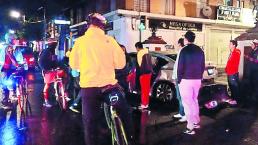Ciclistas arremeten contra taxista que  provocó accidente
