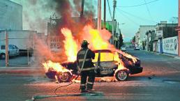Madre e hijo se salvan de auto en llamas 