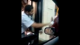 Trabajador de McDonald's 'agrede' a indigente | VIDEO