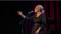 Adele se disfraza y gana concurso de imitadora de 'Adele' | VIDEO