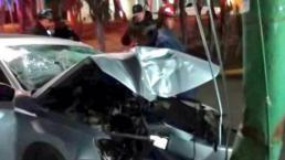 Conductor muere prensado en su automóvil