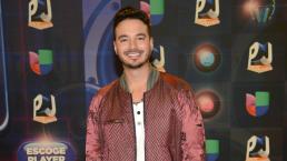 J Balvin 'hace de las suyas' en la regadera | VIDEO