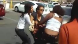 Mujeres se pelean en estacionamiento | VIDEO