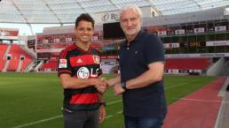 Chicharito presume que es nuevo jugador del Leverkusen