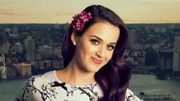 Katy Perry manosea los atributos de su amiga