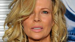 Kim Basinger sigue modelando a sus 60 años