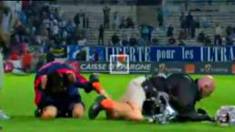 VIDEO: Futbolista le hace broma camarógrafo