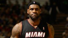 LeBron James taclea brutalmente a su rival en pleno partido