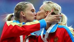 Los besos más polémicos dentro del deporte | VIDEOS