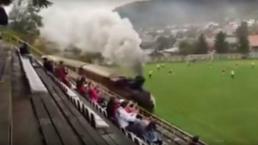 Insólito: Locomotora atraviesa cancha de futbol | VIDEO