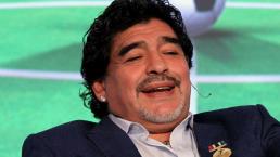 Maradona se deja seducir por bella rubia