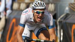 Hombre se saca una selfie con un ciclista colapsado en el Giro d´Italia