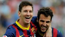 Fábregas y Messi se dan cariño en un barco