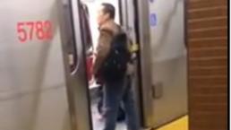Empujan a hombre en el metro por bloquear las puertas | VIDEO
