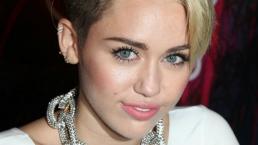 Miley Cyrus se come sexy ropa interior de una fan