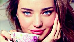 Miranda Kerr disfruta ser evaluada en la cama por sus amantes