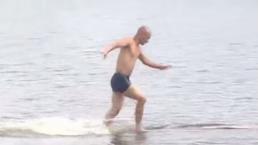 Un monje shaolín corre sobre el agua 125 metros | VIDEO
