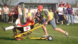 En esta liga, en lugar de carros, se utilizan carretillas para atender a los jugadores lesionados