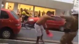 Oficial golpea a borracho en la calle | VIDEO