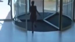 Ladrona huye y rompe puerta de vidrio | VIDEO 
