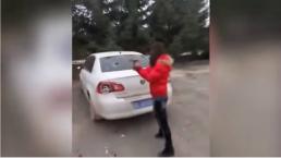 Mujer destruye auto de su ex novio por infiel | VIDEO