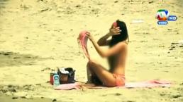 Mujer se quita 'todo' en la playa y causa furor en redes | VIDEO