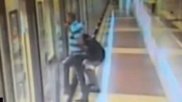 Captan a mujer orinando en andén del metro 