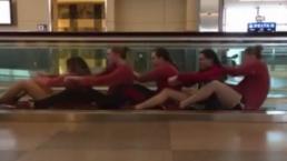 Equipo de natación entrena en aeropuerto | VIDEO 