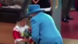 Niña es golpeada al conocer a la Reina Isabel II