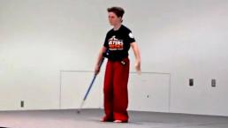 Niño arriesga su vida por imitar a Bruce Lee | VIDEO