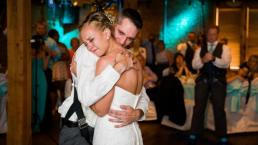 Joven parapléjico baila con su esposa
