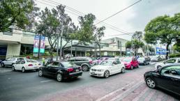 Piden un semáforo por Oasis Coyoacán; autos hacen hasta triple fila