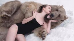 Modelos posan con peligroso oso pardo | VIDEO