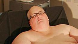 El hombre más gordo del mundo se desnuda